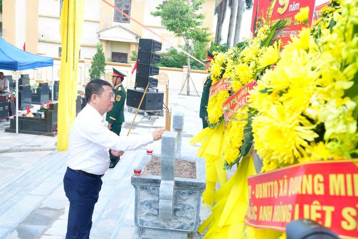 Đồng chí Hoàng Anh Tuấn - Thành ủy viên, Bí thư Đảng ủy xã Quang Minh dâng hương tri ân các Anh hùng liệt sĩ. Ảnh: Phạm Hùng