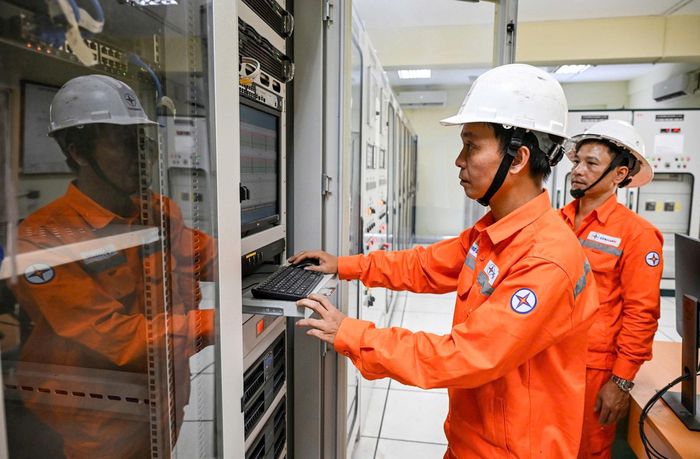 Hệ thống điện quốc gia vận hành an toàn trong cao điểm nắng nóng. Ảnh: EVNHANOI.