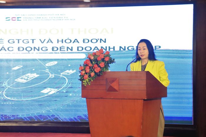 Phó Giám đốc Trung tâm Xúc tiến đầu tư và Hỗ trợ doanh nghiệp Hà Nội Nghiêm Thị Hoàng Anh phát biểu tại hội nghị. Ảnh: Doãn Thành