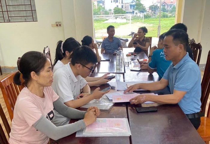 Xã Kiều Phú thành lập các tổ công tác xuống tận thôn hỗ trợ người dân làm sạch dữ liệu đất đai. Ảnh: Hoàng Sơn