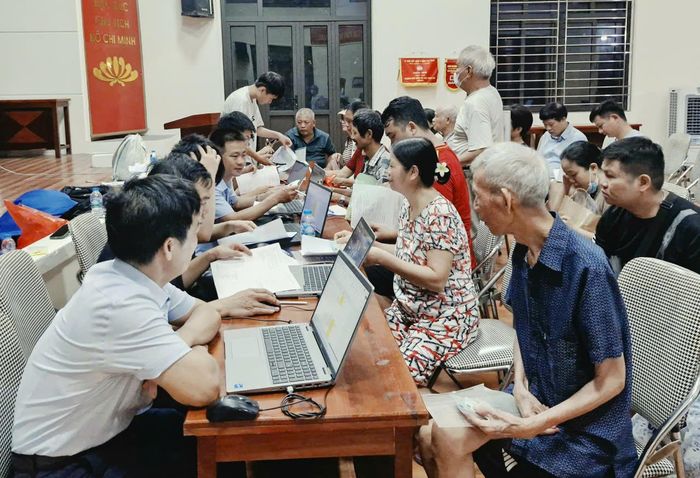 Tổ công tác phường Hà Đông làm sạch dữ liệu đất đai cho người dân tổ 4 La Khê. Ảnh: Hoàng Sơn