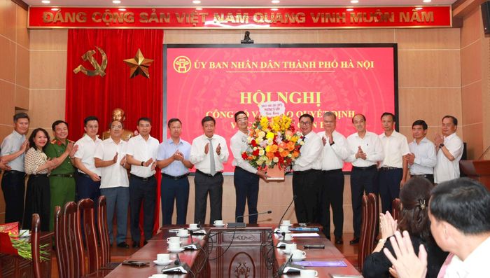 Phó Chủ tịch Thường trực UBND thành phố Dương Đức Tuấn cùng lãnh đạo phường Từ Liêm chúc mừng tân Giám đốc Sở Nội vụ Nguyễn Quang Hiếu. Ảnh: Đình Hiệp