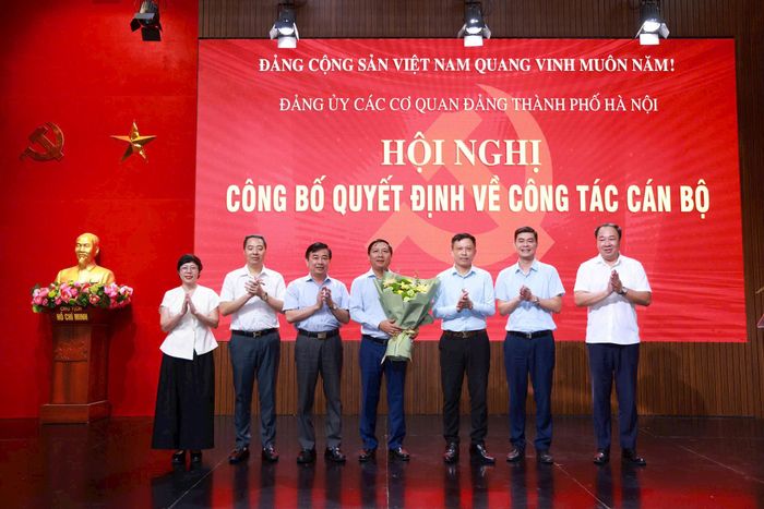 Các đồng chí trong Đảng ủy Cơ quan Báo và Phát thanh, truyền hình Hà Nội tặng hoa chúc mừng đồng chí Nguyễn Thanh Liêm. Ảnh: Văn Tuyến