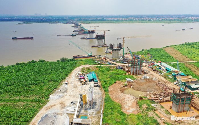 Tại dự án xây dựng cầu Hồng Hà, nhiều trụ cầu vươn cao trên mặt nước và hai bên bờ sông Hồng. Ảnh: Phạm Hùng