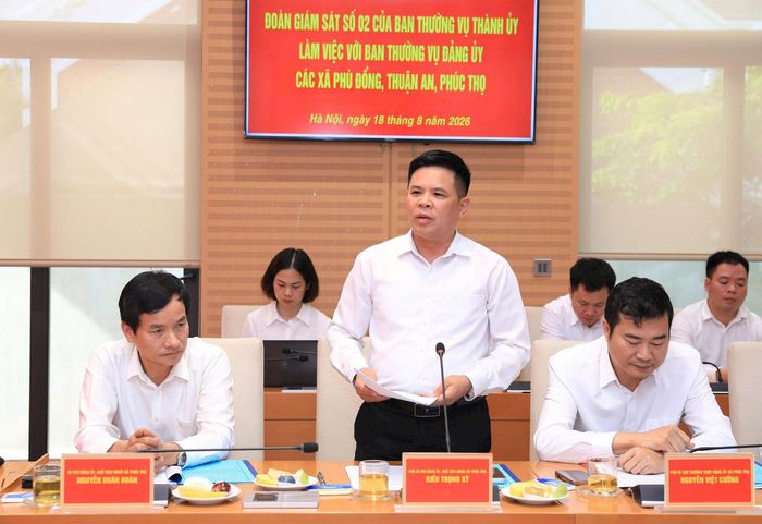 Đại diện UBND xã Phúc Thọ báo cáo tại buổi làm việc. Ảnh: Lê Hải