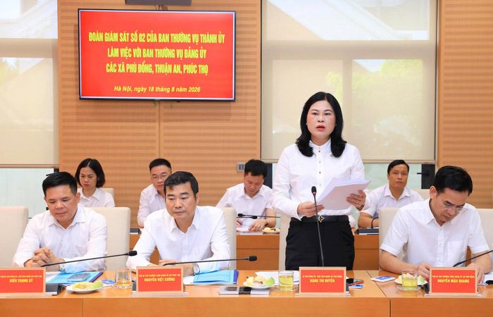 Đại diện Đảng ủy xã Phù Đổng báo cáo với đoàn giám sát. Ảnh: Lê Hải