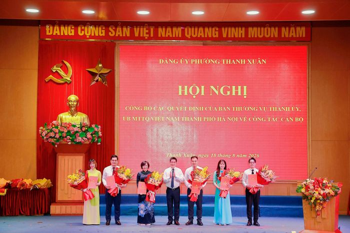Lãnh đạo phường Thanh Xuân trao quyết định, tặng hoa các cán bộ được kiện toàn về công tác Đảng và Mặt trận. Ảnh: Tùng Lâm