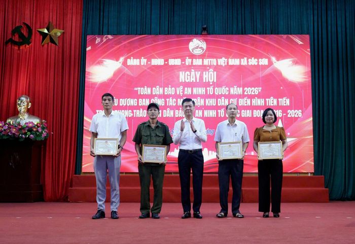 Phó Chủ tịch UBND xã Sóc Sơn Lê Xuân Dũng trao tặng giấy khen cho các tập thể có thành tích. Ảnh: Tùng Nguyễn.