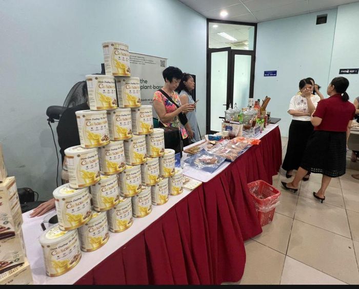 Nhiều sản phẩm, hàng hóa được doanh nghiệp giới thiệu tại hội thảo. Ảnh: V.H