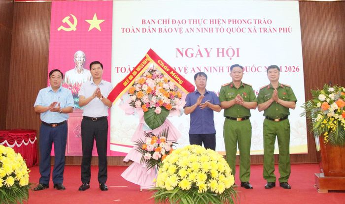 Xã Trần Phú tặng hoa chúc mừng Ban Chỉ đạo phong trào toàn dân bảo vệ an ninh Tổ quốc xã. Ảnh: PV