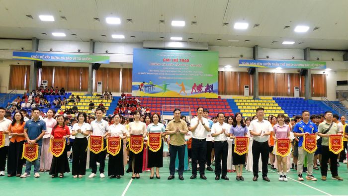 Lãnh đạo phường Cầu Giấy tặng hoa chúc mừng các đội tham dự Giải thể thao. Ảnh: Công Sơn