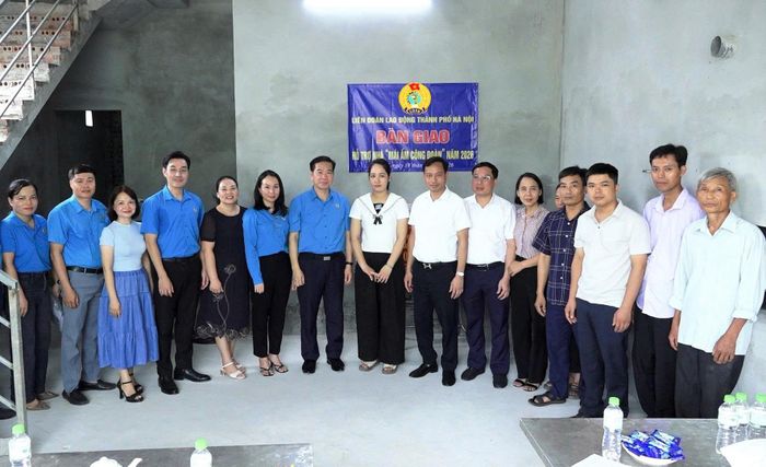 Các đồng chí lãnh đạo Liên đoàn Lao động thành phố, lãnh đạo xã Bình Minh và đại diện doanh nghiệp, nhà hảo tâm chung vui cùng đoàn viên Trần Thị Hiệu. Ảnh T. Đạt