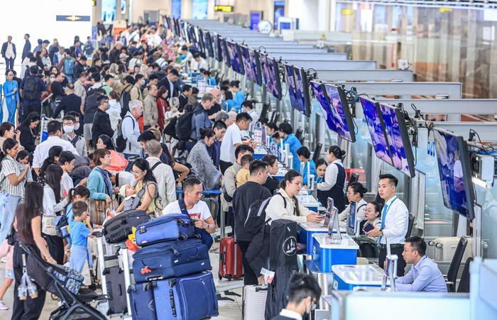 Hành khách tại Cảng hàng không quốc tế Nội Bài. Ảnh: Tạ Hải