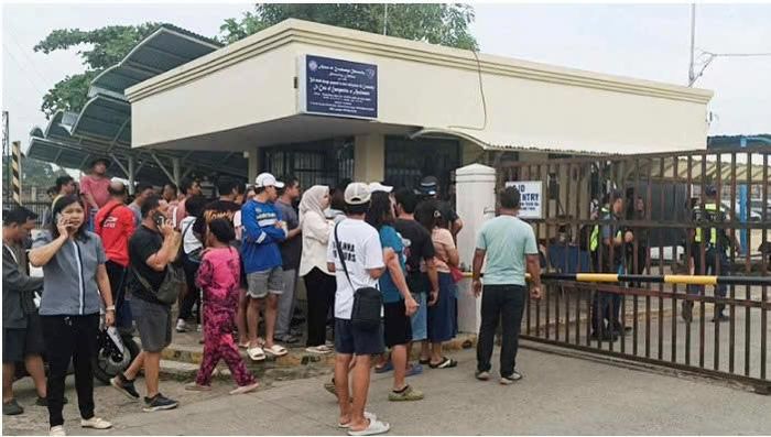 Người dân tập trung bên ngoài trường trung học thuộc Đại học Ateneo de Zamboanga sau vụ nổ súng khiến 2 người thiệt mạng tại thành phố Zamboanga, miền Nam Philippines, ngày 18-8. Ảnh: Reuters