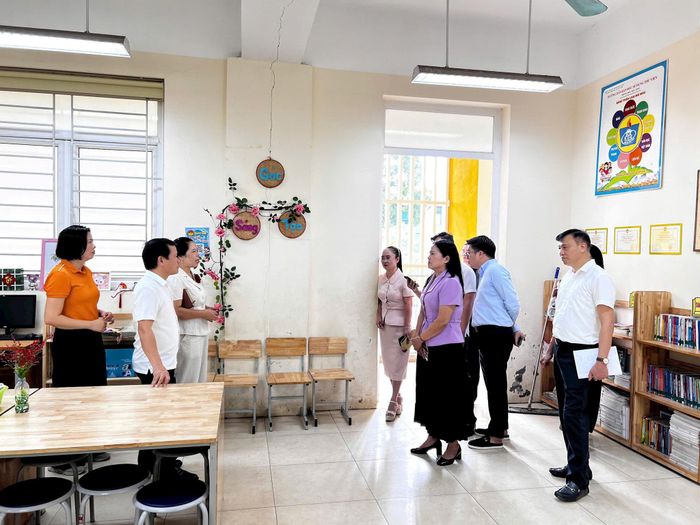 Lãnh đạo xã Đông Anh kiểm tra cơ sở vật chất Trường Tiểu học Đông Hội trước thềm năm học mới. Ảnh: Mai Khôi