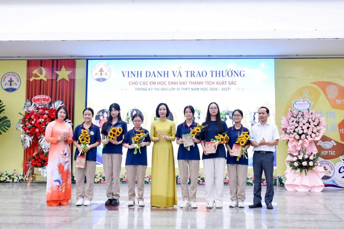 Ban Giám hiệu nhà trường vinh danh học sinh xuất sắc. Ảnh: Thảo Phạm