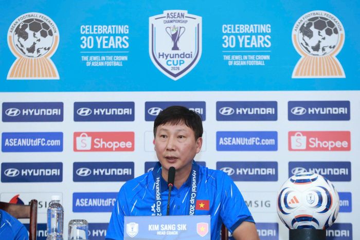 HLV Kim Sang-sik chia sẻ tại buổi họp báo. Ảnh: PV
