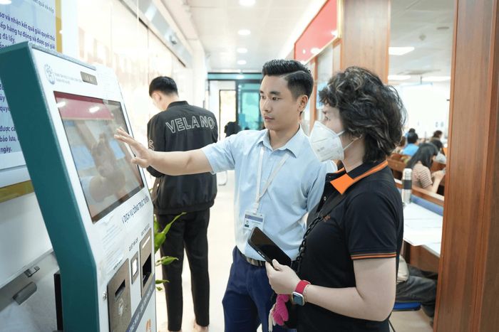 Người dân thực hiện thủ tục hành chính tại Trung tâm Phục vụ hành chính công Hà Nội. Ảnh: Phạm Mạnh