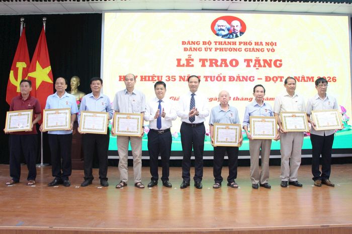 Đợt 1, có 147 đảng viên thuộc Đảng bộ phường Giảng Võ nhận Huy hiệu 35 năm tuổi Đảng. Ảnh: TT