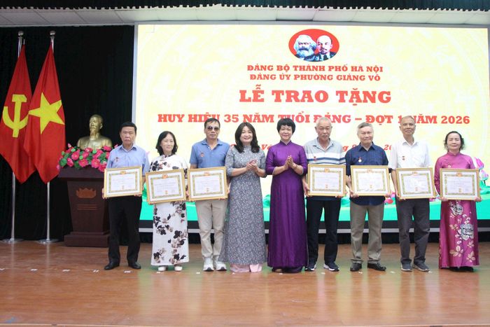 Lãnh đạo phường Giảng Võ trao Huy hiệu 35 năm tuổi Đảng cho các đảng viên. Ảnh: TT