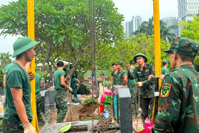 Khẩn trương thực hiện nhiệm vụ tại Nghĩa trang liệt sĩ Mai Dịch. Ảnh: Mai Hoa