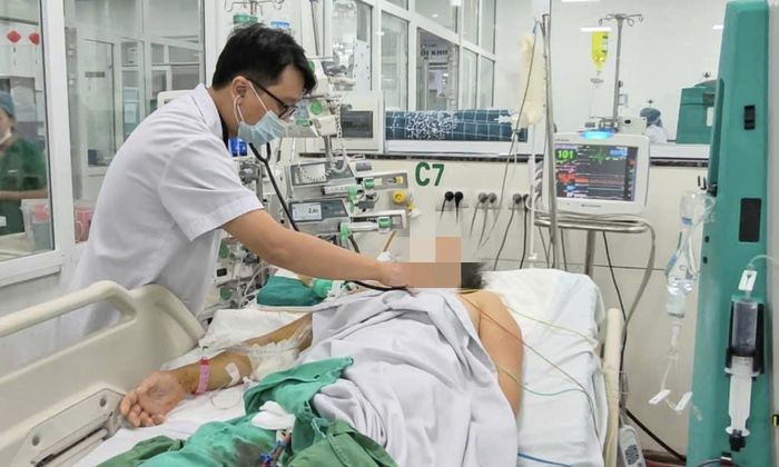 Người bệnh nghi ngờ hoặc chẩn đoán sốt xuất huyết cần được khám đánh giá hằng ngày để can thiệp kịp thời. Ảnh: Bệnh viện Bệnh Nhiệt đới Trung ương