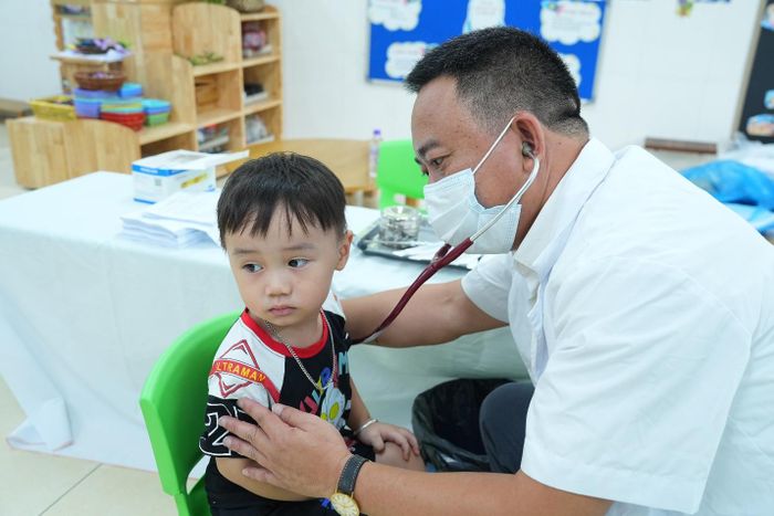 Cán bộ y tế thực hiện khám sức khỏe định kỳ cho trẻ. Ảnh: Hoàng Anh