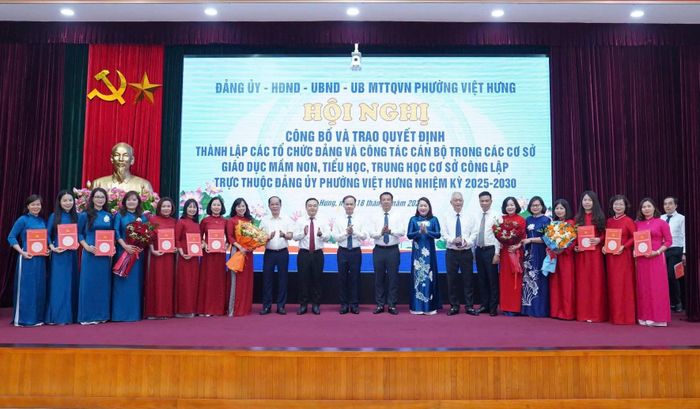 Lãnh đạo Đảng ủy phường trao quyết định và tặng hoa cho các Đảng bộ, chi bộ trường học. Ảnh: PV