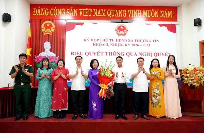 Các đồng chí lãnh đạo xã Thường Tín chúc mừng đồng chí Trần Hồng Hạnh. Ảnh: PV