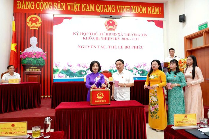 Các đại biểu HĐND xã Thường Tín tiến hành bỏ phiếu bầu Chủ tịch HĐND xã Thường Tín theo quy định. Ảnh: PV