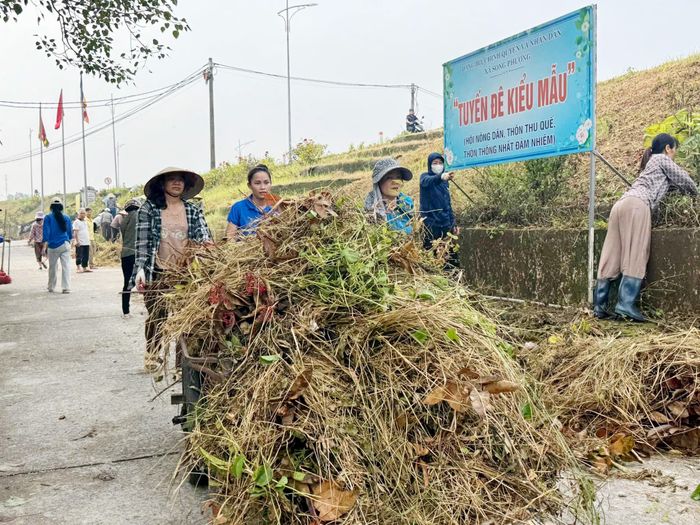 Người dân thôn Thu Quế, xã Đan Phượng tham gia vệ sinh, xây dựng tuyến đê kiểu mẫu. Ảnh: ĐP