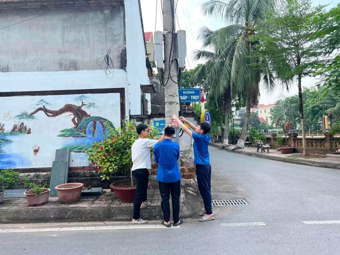 Đoàn viên thanh niên xã Đan Phượng tham gia bóc xóa quảng cáo rao vặt. Ảnh: ĐP