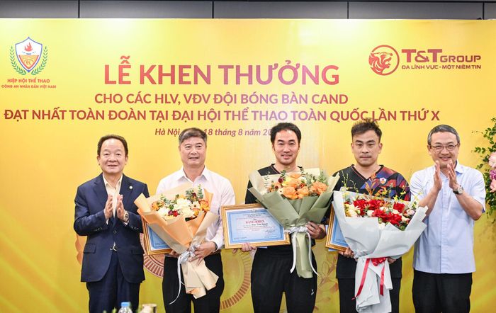 Chủ tịch Điều hành T&T Group Đỗ Quang Hiển (bên trái) và lãnh đạo Hiệp hội Thể thao CAND trao khen thưởng cho Ban huấn luyện đội tuyển. Ảnh: BTC