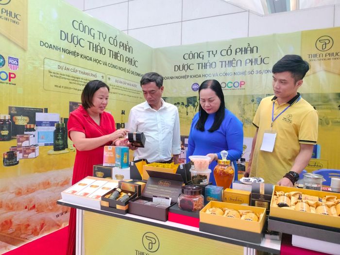 Giới thiệu sản phẩm của Dược thảo Thiên Phúc đến khách hàng. Ảnh: PV