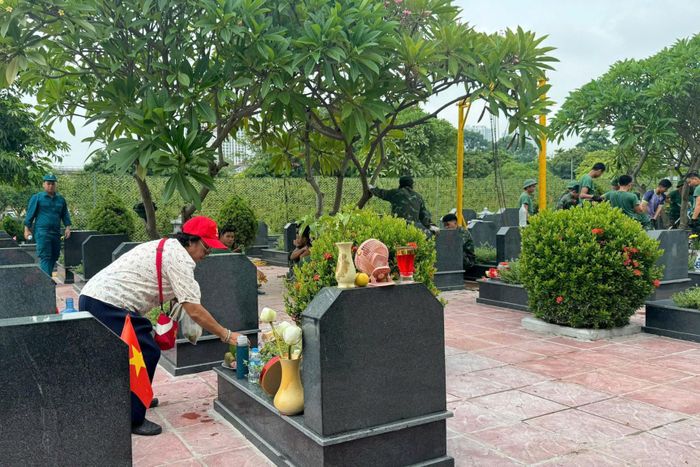 Người dân thắp hương tri ân, tưởng niệm trên từng phần mộ liệt sĩ. Ảnh: Mai Hoa