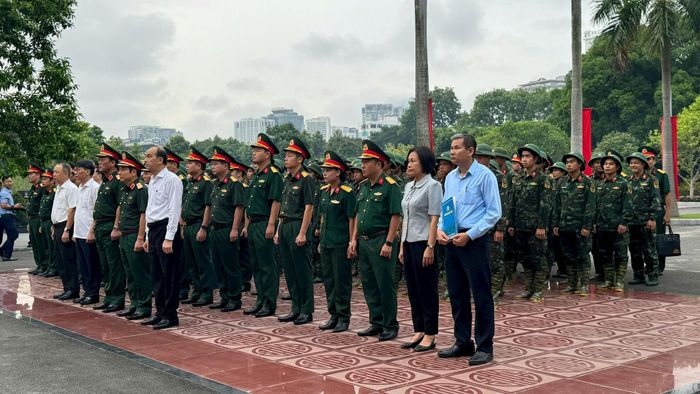 Trang nghiêm thực hiện nghi thức dâng hương tưởng niệm các Anh hùng liệt sĩ tại Nghĩa trang Mai Dịch. Ảnh: Mai Hoa
