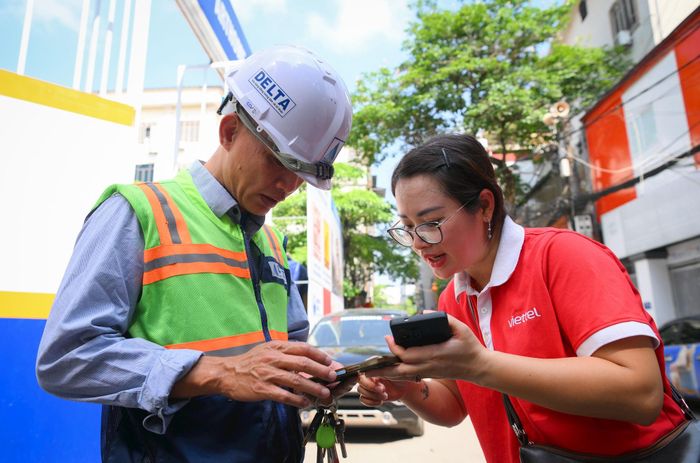 Nhân viên Viettel đến tận nơi xác thực thông tin thuê bao, bảo đảm quyền lợi cho khách hàng. Ảnh: Cẩm Thuỷ