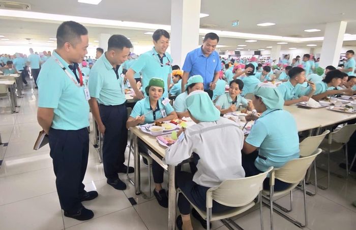 Chủ tịch Công đoàn các Khu công nghệ cao và Khu công nghiệp Hà Nội thăm hỏi đời sống người lao động. Ảnh: Hải Hà