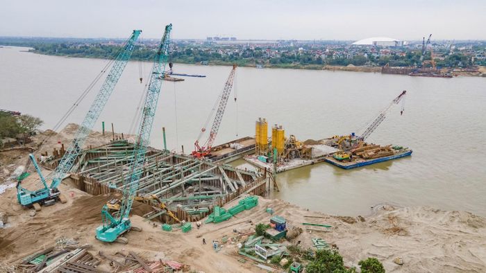 Không khí thi công đang diễn ra hết sức khẩn trương trên công trường cầu Tứ Liên. Ảnh: Tạ Hải.
