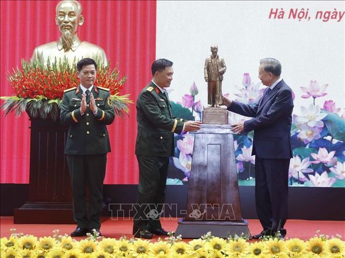 Tổng Bí thư, Chủ tịch nước Tô Lâm trao bức tượng Chủ tịch Hồ Chí Minh tặng Sư đoàn bộ binh cơ giới 308. Ảnh: Thống Nhất/TTXVN