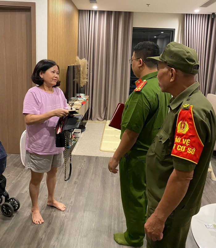 Công an xã Gia Lâm kiểm tra cư trú, nắm tình hình tại nhà dân. Ảnh: Công an xã Gia Lâm cung cấp.