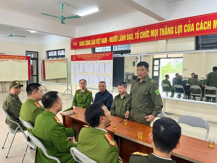 Công an xã Gia Lâm giao ban với lực lượng tham gia bảo vệ an ninh, trật tự ở cơ sở để nắm tình hình địa bàn. Ảnh: Công an xã Gia Lâm cung cấp.
