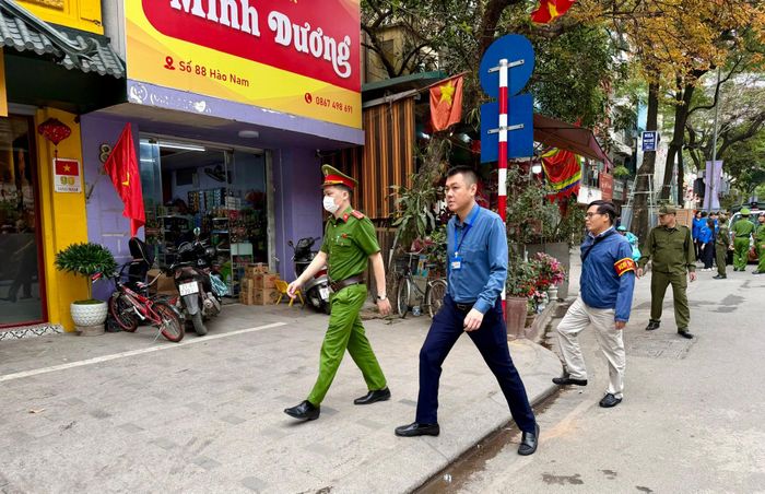 Công an phường và các lực lượng cơ sở phối hợp kiểm tra địa bàn, tuyên truyền, vận động Nhân dân cùng giữ gìn an ninh, trật tự. Ảnh: Võ Giang