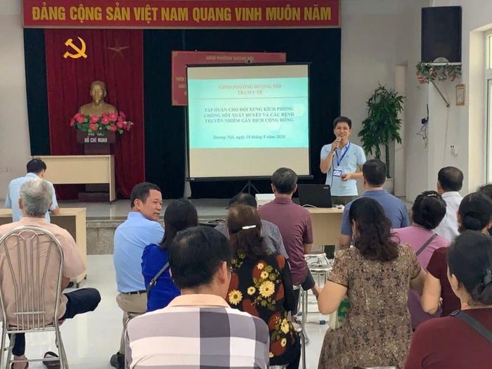 Trạm Y tế phường Dương Nội tập huấn cho 21 đội xung kích. Ảnh Thu Oanh