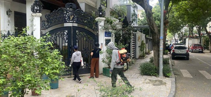 Các Tổ xung kích bắt tay ngay vào công việc tại địa bàn được giao. Ảnh Thu Oanh
