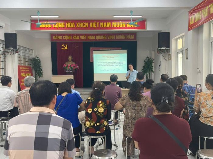 Ông Nguyễn Mạnh Hùng - Trưởng Trạm Y tế phường Dương Nội tập huấn cho các đội xung kích. Ảnh: Thu Oanh