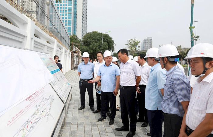 Theo Phó Chủ tịch UBND thành phố Đỗ Anh Tuấn, việc thông xe đường Vành đai 1 vừa tạo được tuyến vành đai khép kín, vừa ghi nhận những nỗ lực của chủ đầu tư và chính quyền địa phương, đồng thời làm hình mẫu quản lý để triển khai các dự án đầu tư trọng điểm đang được thực hiện trên địa bàn thành phố. Ảnh: HT