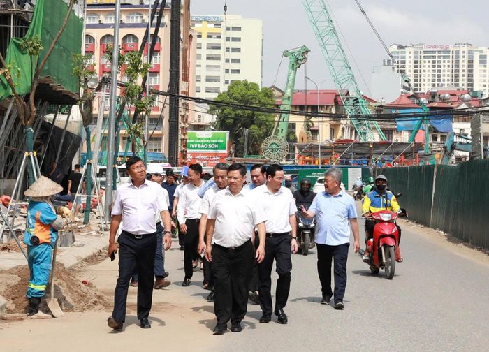 Phó Chủ tịch UBND thành phố Hà Nội Đỗ Anh Tuấn kiểm tra hiện trường thực hiện Dự án đầu tư xây dựng đường Vành đai 1, đoạn Hoàng Cầu - Voi Phục. Ảnh: HT