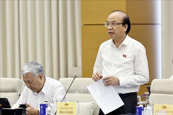 Chủ nhiệm Ủy ban Pháp luật và Tư pháp của Quốc hội Phan Chí Hiếu trình bày tóm tắt báo cáo thẩm tra sơ bộ, đề xuất các vấn đề cần Quốc hội tập trung thảo luận. Ảnh: Doãn Tấn/TTXVN