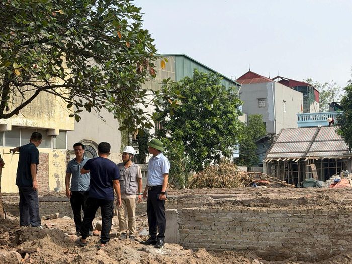 Đoàn công tác đã tiến hành làm việc với các hộ dân cần bàn giao mặt bằng. Ảnh: TA.